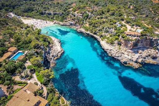 Dive into America’s Crystal-Clear Waters: The Top Spots for Pristine Aquatic Beauty