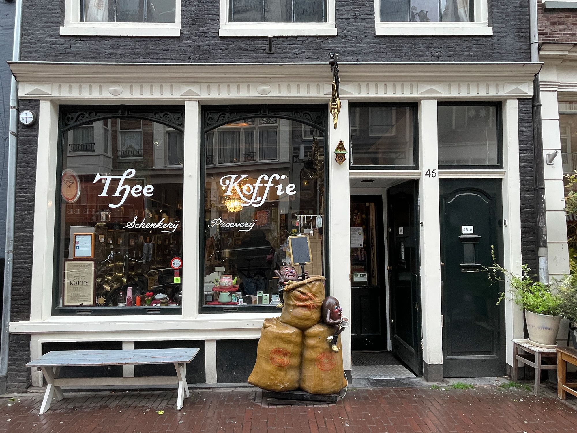 Amsterdam’s 400-Year-Old Coffee & Tea Shop Faces Closure Amid Tourism-Driven Price Hikes