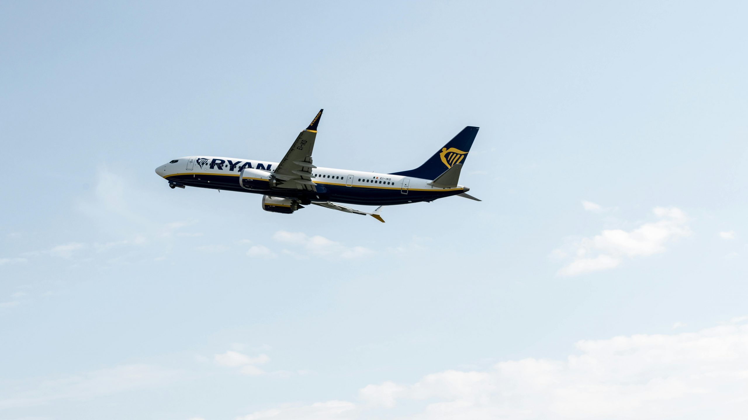 Within Europe Flight Deals: Best Timing and Airlines