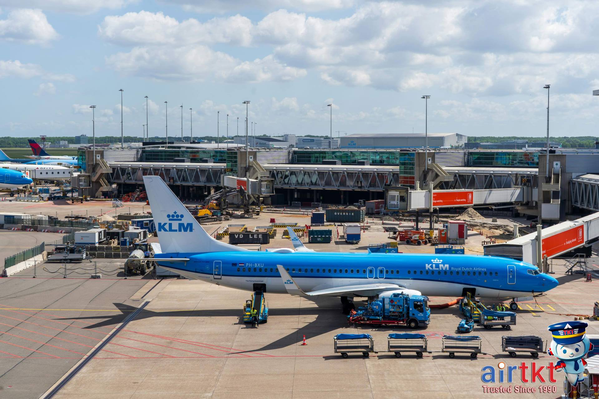 Budget Airlines vs. Full-Service: Pros, Cons & Hidden Costs